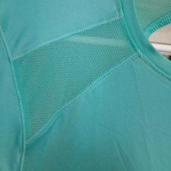Under Armour Teal "keep You Cool" Cut Out Back Detail Top. Size Large. NWT - Picture 11 of 11